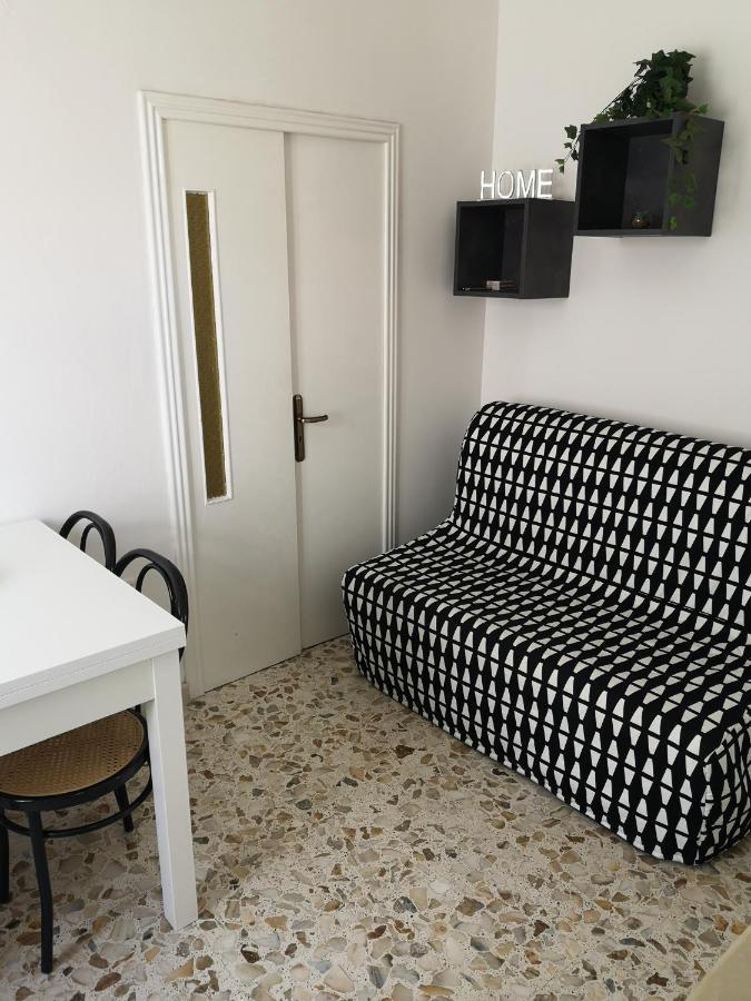 Black & White Matino Luaran gambar